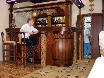 Интерьер кафе «Акрополь», г. Сургут. Натуральное дерево, резные элементы, стеклянные цветные витражи, деревянные стеновые панели
